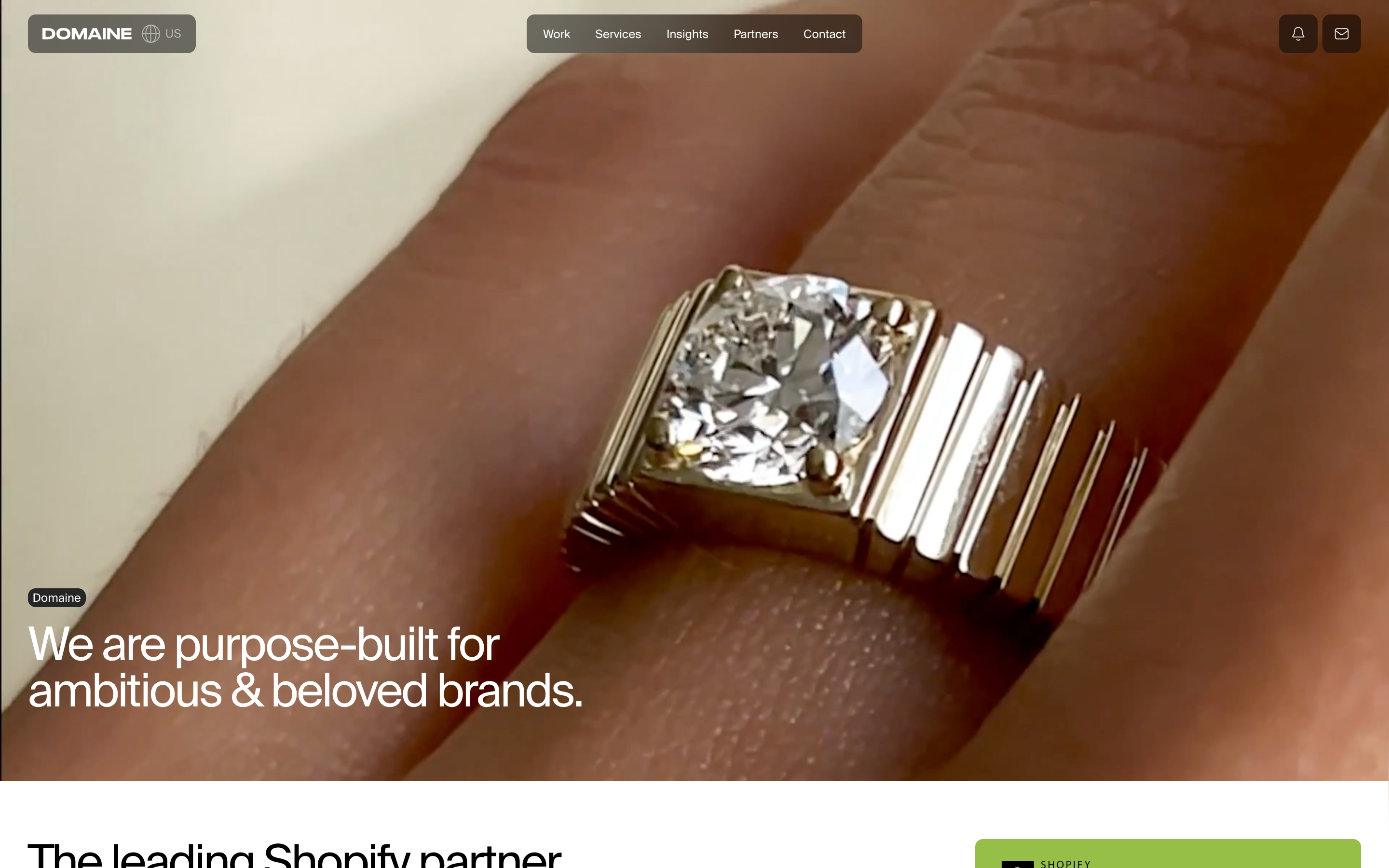 Domaine hero: close-up gold diamond ring on a finger with white headline and overlaid navigation.