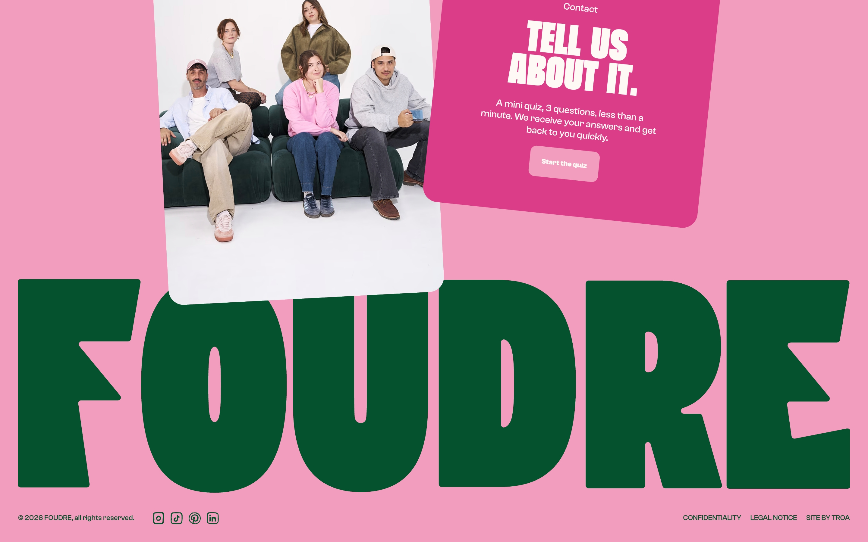 Agence Foudre footer: team on a green sofa, tilted magenta quiz card, giant green FOUDRE on pink.